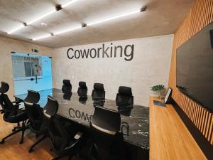 ベレンにあるStudio 905 - COP30 Belém PAのテーブルと椅子のある会議室