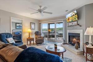 Posezení v ubytování Relaxing Lakefront Condo w/ 2 Heated Pools, Boat Ramp & Slip, Near Golf & Parks