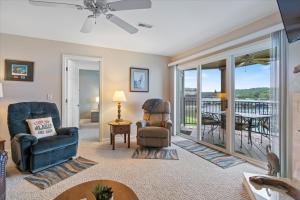Posezení v ubytování Relaxing Lakefront Condo w/ 2 Heated Pools, Boat Ramp & Slip, Near Golf & Parks