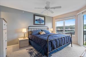 Postel nebo postele na pokoji v ubytování Relaxing Lakefront Condo w/ 2 Heated Pools, Boat Ramp & Slip, Near Golf & Parks + 29 fotografií