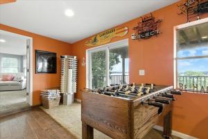 Φωτογραφία από το άλμπουμ του Lakefront Home w/ Double Deck, Slip, Firepit & Game Room στο Sunrise Beach