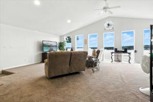 Χώρος καθιστικού στο Lakefront Home w/ Double Deck, Slip, Firepit & Game Room +77 φωτογραφίες