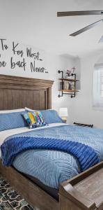ein Schlafzimmer mit einem Bett mit einem Schild an der Wand in der Unterkunft Prime Downtown Key West Spot - The Cozy Little Cottage in Key West