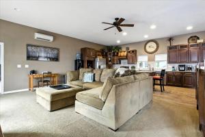 Η κουζίνα ή μικρή κουζίνα στο Lakefront Home w/ Double Deck, Slip, Firepit & Game Room +77 φωτογραφίες