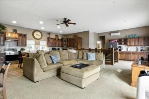 Η κουζίνα ή μικρή κουζίνα στο Lakefront Home w/ Double Deck, Slip, Firepit & Game Room