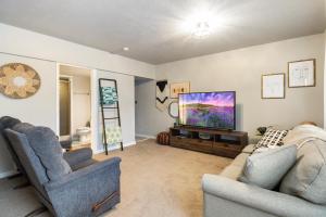 TV a/nebo společenská místnost v ubytování Perfect for Bachelor-Bachelorettes & Friend Groups!