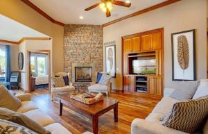 Μια τηλεόραση ή/και κέντρο ψυχαγωγίας στο Porto Cima w/ Game Room, Dock, Boat Slip, Kayaks, Lakeside Fireplace & Hot Tub