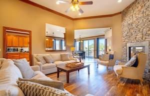 Χώρος καθιστικού στο Porto Cima w/ Game Room, Dock, Boat Slip, Kayaks, Lakeside Fireplace & Hot Tub