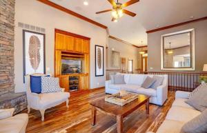 ein Wohnzimmer mit Sofa und Tisch in der Unterkunft Porto Cima w/ Game Room, Dock, Boat Slip, Kayaks, Lakeside Fireplace & Hot Tub in Four Seasons