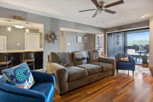 Posezení v ubytování Spacious Pet-Friendly Lakeview Condo w/ Boat Slip & Pools