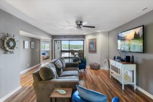 TV a/nebo společenská místnost v ubytování Spacious Pet-Friendly Lakeview Condo w/ Boat Slip & Pools