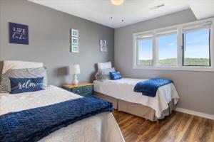 Postel nebo postele na pokoji v ubytování Spacious Pet-Friendly Lakeview Condo w/ Boat Slip & Pools + 50 fotografií