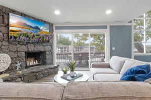 ein Wohnzimmer mit Couch und Kamin in der Unterkunft Our Cove Retreat - Perfect for Wave-Free Swimming, Tanning & Prime Location Fun! in Lake Ozark