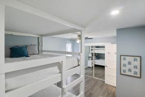 ein Schlafzimmer mit zwei Etagenbetten und einem begehbaren Kleiderschrank in der Unterkunft Our Cove Retreat - Perfect for Wave-Free Swimming, Tanning & Prime Location Fun! in Lake Ozark