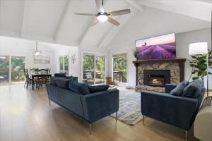 Posezení v ubytování Lakefront Home w/ Modern Upgrades, Private Dock & Boat Slip