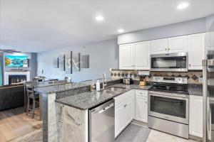 eine Küche mit weißen Schränken und einer Arbeitsplatte in der Unterkunft Lakeview Condo w/ 2 Pools & Beach - Family Fun Awaits at 21MM in Laguna Beach