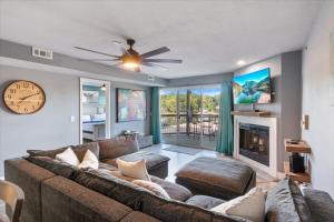 TV a/nebo společenská místnost v ubytování Lakeview Condo w/ 2 Pools & Beach - Family Fun Awaits at 21MM