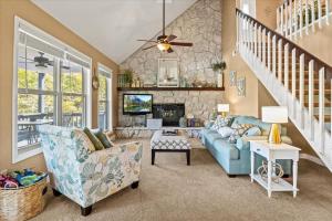 Posezení v ubytování New! Deep Cove with Kayaks-Paddle Board-Fire Pit