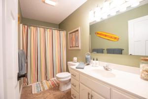 Koupelna v ubytování New! Deep Cove with Kayaks-Paddle Board-Fire Pit + 39 fotografií