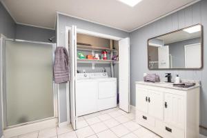 ein Badezimmer mit einem weißen Waschbecken und einem Spiegel in der Unterkunft Stunning Views of the 75mm, Private Dock, Spacious Decks, Kayaks & More! in Buck Creek + 37 Fotos