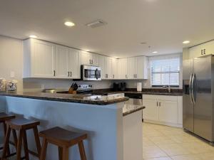 Kuchyň nebo kuchyňský kout v ubytování The Palms – 3BR Condo with Balcony & Pool
