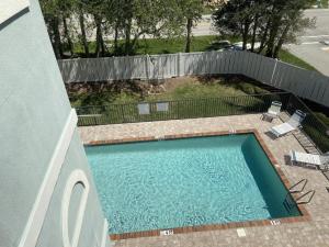 Bazén v ubytování The Palms – 3BR Condo with Balcony & Pool nebo v jeho okolí