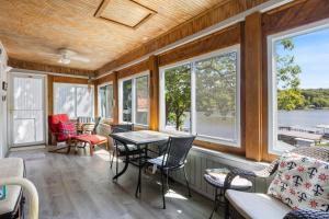Gallery image of Wonderful Remote Lake Cabin! Fish from Deck & Dock in Rocky Mount