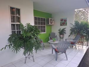 A seating area at Tropical Palm Retreat