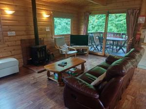 un salon avec un canapé et une table dans l'établissement 64 Acorn Lodge Kenwick Park, à Louth