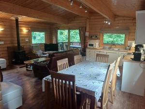 une cuisine et un salon avec une table dans une cabine dans l'établissement 64 Acorn Lodge Kenwick Park, à Louth