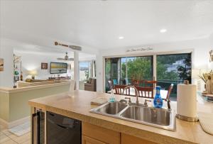 Kuchyň nebo kuchyňský kout v ubytování Lakefront Condo with 2 Pools, Courts, Trails & Patios at 12MM