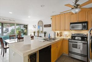 Kuchyň nebo kuchyňský kout v ubytování Lakefront Condo with 2 Pools, Courts, Trails & Patios at 12MM