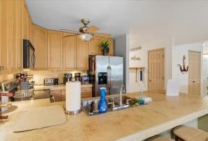 Kuchyň nebo kuchyňský kout v ubytování Lakefront Condo with 2 Pools, Courts, Trails & Patios at 12MM + 45 fotografií