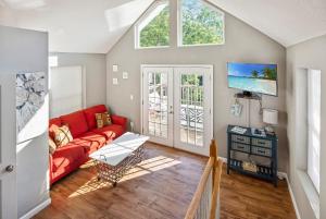 TV a/nebo společenská místnost v ubytování Private Dock, Paddle Boards, Views & Hot Spots!