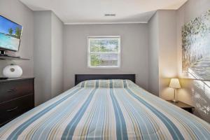 Postel nebo postele na pokoji v ubytování Private Dock, Paddle Boards, Views & Hot Spots!