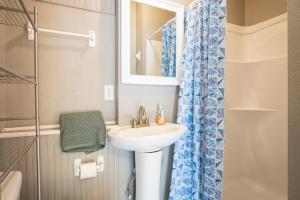 Koupelna v ubytování Private Dock, Paddle Boards, Views & Hot Spots! + 28 fotografií