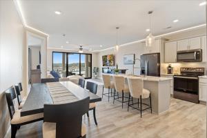 eine Küche und ein Esszimmer mit Tisch und Stühlen in der Unterkunft Lakefront Topsider Condo w/ Boat Slip, 2 Pools & Large Deck in Laguna Beach