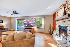 Φωτογραφία από το άλμπουμ του Ideal Cove with Amazing Dock, Kayaks & Fire Pit στο Sunrise Beach