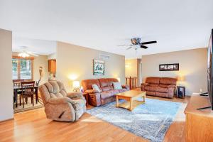 Φωτογραφία από το άλμπουμ του Ideal Cove with Amazing Dock, Kayaks & Fire Pit στο Sunrise Beach