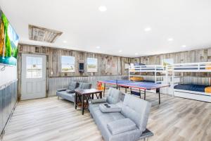 Zimmer mit einer Tischtennisplatte und Etagenbetten in der Unterkunft Private Lakefront Pool, Amazing Dock Sleeps 26 in Purvis