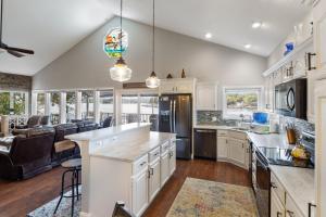 eine Küche mit weißen Schränken und einer großen Insel in der Unterkunft Incredible Views, Spacious Deck, Private Dock, Gas Grill, Games & Cards in Buck Creek