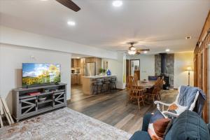 Televiisor ja/või meelelahutuskeskus majutusasutuses Quiet Cove, Private Dock, Fishing, Swimming, Boat Slip & Kayaks