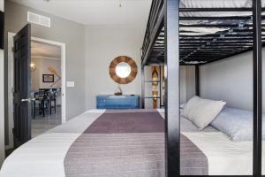 Postel nebo postele na pokoji v ubytování Lands End Condo with Amazing Main Channel Views, 2 Pools, Playground & Boat Slip + 58 fotografií