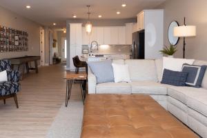 Posezení v ubytování Topsider Condo w/ Stunning Lake Views, Shuffleboard & King Beds