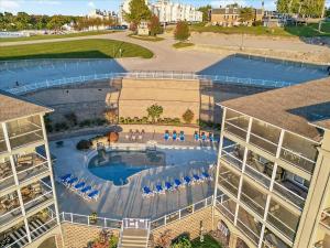 Bazén v ubytování Lands End Condo with Amazing Main Channel Views, 2 Pools, Playground & Boat Slip nebo v jeho okolí