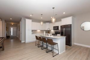 Kuchyň nebo kuchyňský kout v ubytování Topsider Condo w/ Stunning Lake Views, Shuffleboard & King Beds