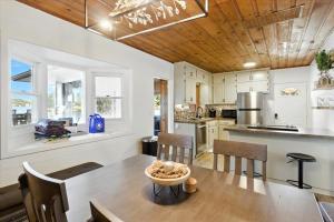 Η κουζίνα ή μικρή κουζίνα στο Lakefront Home at the 10mm with Dock Slip & Bar