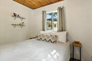 Postel nebo postele na pokoji v ubytování Lakefront Home at the 10mm with Dock Slip & Bar + 48 fotografií