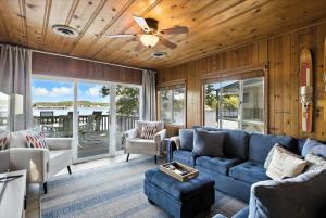 Χώρος καθιστικού στο Lakefront Home at the 10mm with Dock Slip & Bar