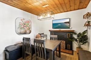 Μια τηλεόραση ή/και κέντρο ψυχαγωγίας στο Lakefront Home at the 10mm with Dock Slip & Bar